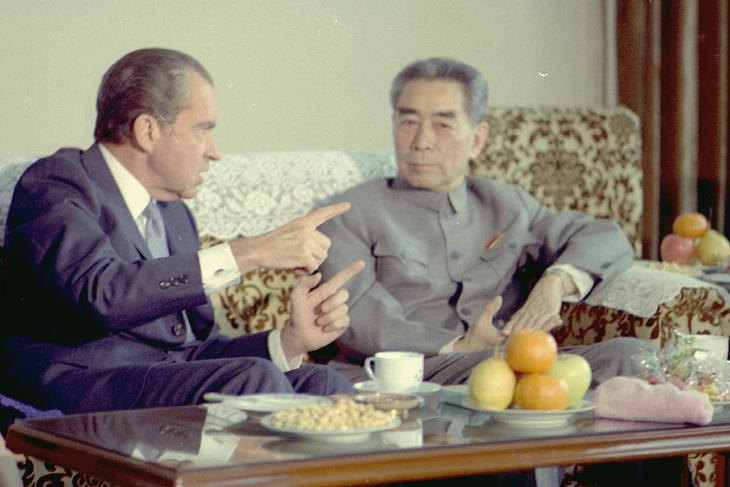 Szót értettek - Nixon magyaráz Csou En-laj kínai miniszterelnöknek az amerikai elnök 1972-es látogatása idején. Fotó: Wikimedia