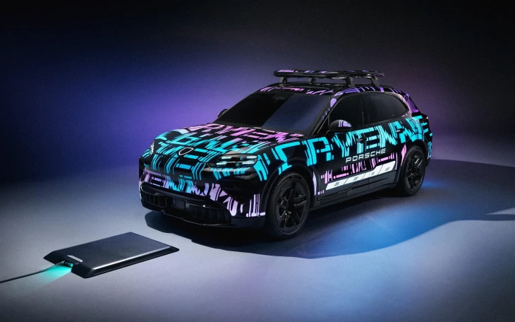 A Porsche vezeték nélkül tölthető prototípusa - hamarosan elég lesz csak ráparkolni a töltőre?