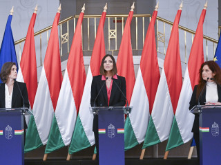 Szondi Vanda, Köböl Anita és Magyar Éva kormányszóvivők (b-j) a Miniszterelnökségen tartott kormányszóvői sajtótájékoztatón 2026. május 27-én.

