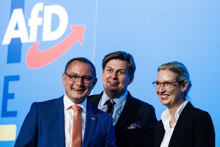 Tino Chrupalla, az AfD társelnöke, Maximilian Krah elnökségi tag és Alice Weidel társelnök az AfD kongresszusán Magdeburgban 2023. július 28-án. Fotó: EPA/CLEMENS BILAN