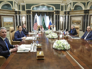  Az orosz külügyminisztérium sajtószolgálatának felvételén Szergej Lavrov orosz külügyminiszter (j) és Marco Rubio amerikai külügyminiszter (b2) tárgyal az ukrajnai háború lezárásának lehetőségeiről a szaúdi fővárosban, Rijádban 2025. február 18-án. Mellettük Steve Witkoff, az Egyesült Államok közel-keleti ügyekben illetékes megbízottja (b), Mike Waltz amerikai nemzetbiztonsági tanácsadó (b3), Moszaad bin Mohammad al-Aiban szaúdi nemzetbiztonsági tanácsadó (k, jobbra), Fejszál bin Farhán asz-Szaúd herceg, szaúd-arábiai külügyminiszter (k, balra) és Jurij Usakov, az orosz elnök külpolitikai tanácsadója. 