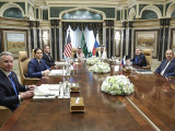  Az orosz külügyminisztérium sajtószolgálatának felvételén Szergej Lavrov orosz külügyminiszter (j) és Marco Rubio amerikai külügyminiszter (b2) tárgyal az ukrajnai háború lezárásának lehetőségeiről a szaúdi fővárosban, Rijádban 2025. február 18-án. Mellettük Steve Witkoff, az Egyesült Államok közel-keleti ügyekben illetékes megbízottja (b), Mike Waltz amerikai nemzetbiztonsági tanácsadó (b3), Moszaad bin Mohammad al-Aiban szaúdi nemzetbiztonsági tanácsadó (k, jobbra), Fejszál bin Farhán asz-Szaúd herceg, szaúd-arábiai külügyminiszter (k, balra) és Jurij Usakov, az orosz elnök külpolitikai tanácsadója. 