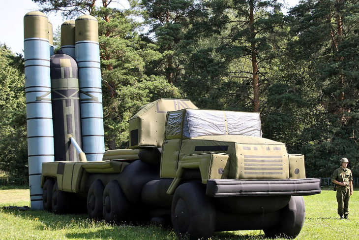 Az oroszoknak sem kell a szomszédba mennie egy kis megtévesztésért: egy S-300-as légvédelmi rendszer egyik kilövőállásának igen élethű, felfújható mása