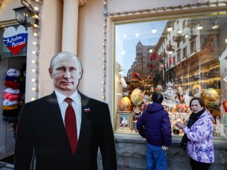 Putyin papírbábuja egy moszkvai utcán 2024. március 13-án. Fotó: EPA/YURI KOCHETKOV