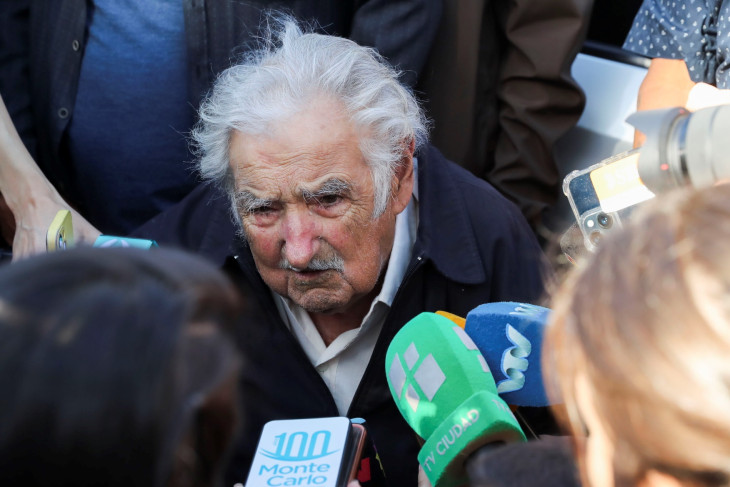 Mujica, a baloldali ikon egy montevideói szavazóhelyiség előtt 2024. november 24-én 