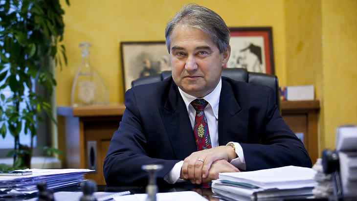 Vádat emeltek Töröcskei István volt bankvezér ellen