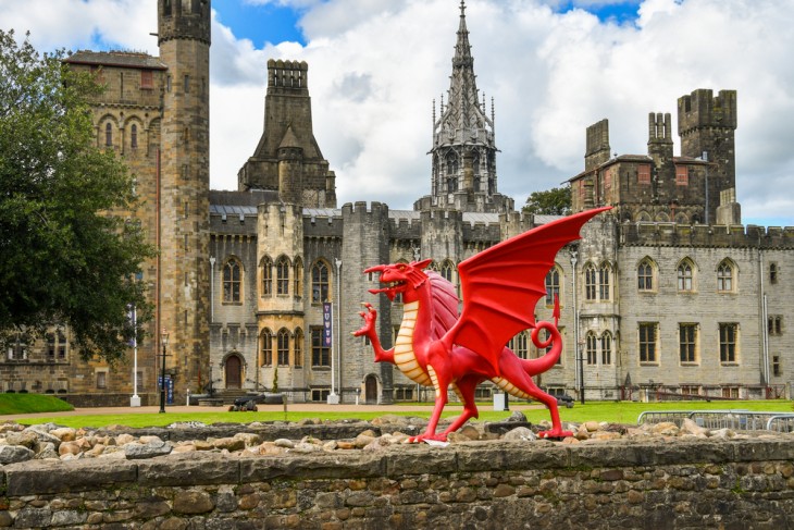 A Cardiffban álló vár előtt Wales címerállata, a vörös sárkány felemelt elülső jobb lábával. Fotó: Depositphotos