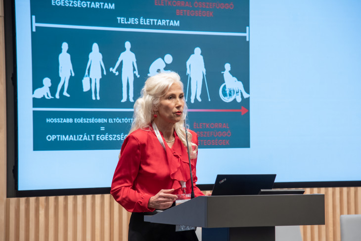 A Klasszis Média Manager Egészség Konferenciáján Dr. Balázs Anna, a Déli Klinika orvos igazgatója először ismertette védjegyzett Complex Longevity® programjukat