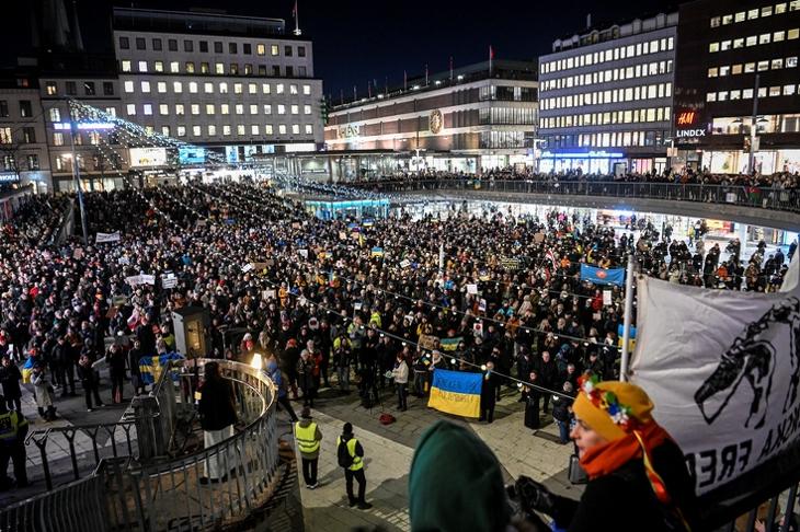 Tüntetés Oroszország ukrajnai inváziója ellen a Sergels torgon Stockholm belvárosában 2022. március 2-án. Fotó: EPA/Fredrik Sandberg