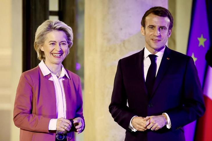 Emmanuel Macron (jobbra) is bővítéspárti lett. Fotó: Twitter / Ursula von der Leyen