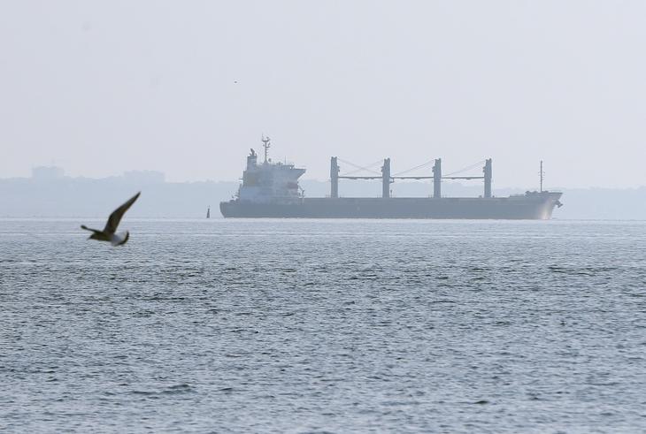 Az ukrán kukoricával megrakott Navi-Star teherhajó útnak indul az odesszai kikötőből 2022. augusztus 5-én. Fotó: MTI/EPA/STR