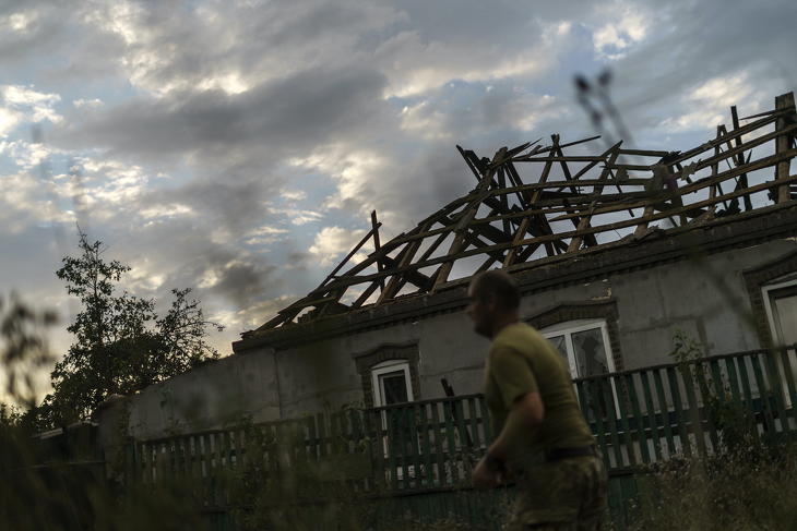 Romos ház előtt egy férfi Kramatorszkban 2022. augusztus 16-án, miután orosz rakétatámadás érte a Donyecki területen fekvő várost. Fotó: MTI/AP/David Goldman