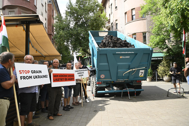 Tüntetők és egy trágyaszállító pótkocsi 