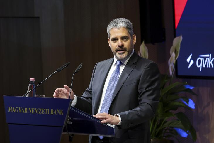 Csányi Péter: 330 milliárd forint extra adót fizethet be az idén az OTP