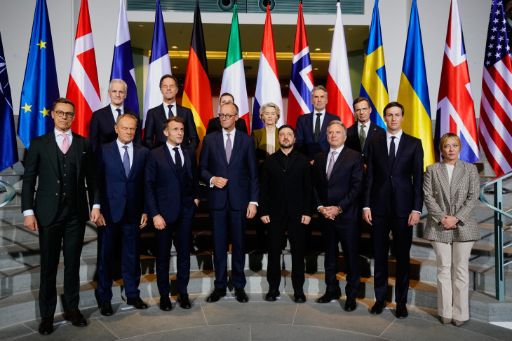 Csoportkép a háború lezárását célzó, amerikai kezdeményezésű béketervről tartott berlinli tanácskozás résztvevőiről a kancellári hivatalban 2025. december 15-én