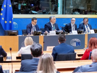 Orbán Viktor miniszterelnök (b2) a migrációról és a határvédelemről tartott panelbeszélgetésen az Európai Parlament brüsszeli épületében 2024. április 16-án. Orbán Viktor mellett balról Mateusz Morawiecki korábbi lengyel kormányfő, jobbról Fabrice Leggeri, az EU határvédelmi ügynöksége, a Frontex volt vezetője, a francia jobboldali Nemzeti Tömörülés (RN) párt listavezetője (j2) és Andrzej Sados, Lengyelország Európai Unió mellé rendelt állandó képviseletének korábbi vezetője (j). 
