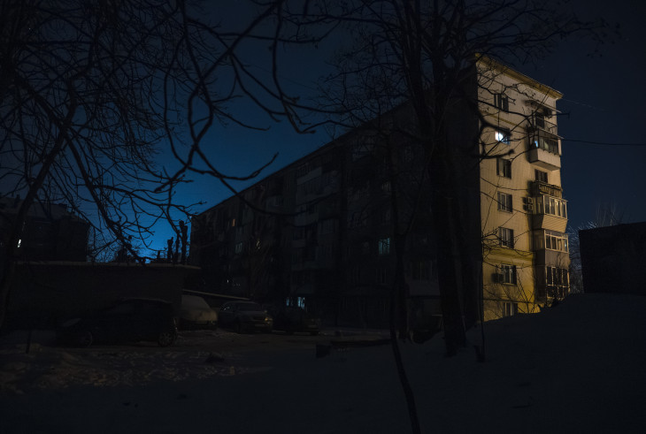 . Közvilágítás nélkül maradt lakóházak egy kijevi lakónegyedben 2026. január 20-án. Kijevben folyamatos a fűtés és áramkimaradás, miután Oroszország fokozta az ukrán energetikai infrastruktúra elleni rakéta- és dróntámadásait. 