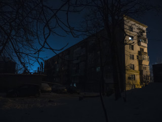 . Közvilágítás nélkül maradt lakóházak egy kijevi lakónegyedben 2026. január 20-án. Kijevben folyamatos a fűtés és áramkimaradás, miután Oroszország fokozta az ukrán energetikai infrastruktúra elleni rakéta- és dróntámadásait. 