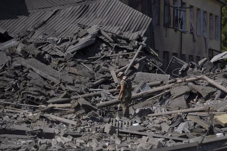 Orosz támadásban megrongálódott iskolaépület romjai a kelet-ukrajnai Druzskivkában. Fotó:MTI/AP/Leo Correa