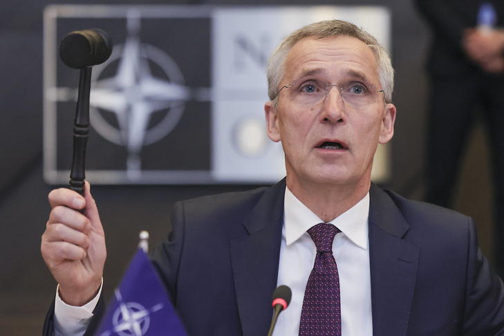 Jens Stoltenberg személyesen megy Törökországba - fura és megmagyarázhatatlan lenne, ha a végén csak a magyarok akadályoznák a svéd NATO-csatlakozást. Fotó: MTI/AP/Olivier Matthys
