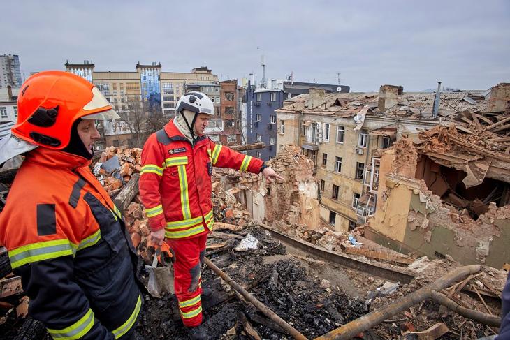 Több tízezer épületet teljesen újból kell felépíteni. Fotó: MTI/EPA