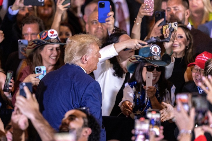 Donald Trump és hívei a floridai Palm Beachen 2023. április negyedikén. Fotó:  EPA/CRISTOBAL HERRERA-ULASHKEVICH  