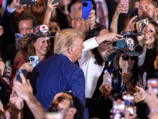 Donald Trump és hívei a floridai Palm Beachen 2023. április negyedikén. Fotó:  EPA/CRISTOBAL HERRERA-ULASHKEVICH  
