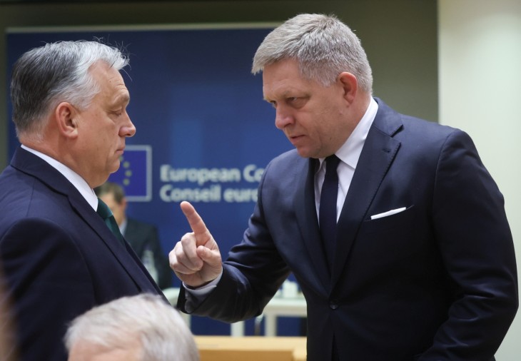 Orbán Viktor magyar miniszterelnök és Robert Fico szlovák kormányfő az Európai Tanács rendkívüli ülésének kezdetén Brüsszelben, Belgiumban, 2024. február 1-jén. Az uniós vezetők megvitatták az EU 2021-2027-es hosszú távú költségvetésének félidős felülvizsgálatát, beleértve az Ukrajnának nyújtott támogatást is. Fotó: EPA / Olivier Hoslet
