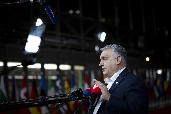 Magyarország kimaradt, de ettől boldog a miniszterelnök. Orbán Viktor nyilatkozik a sajtó képviselőinek az uniós tagállamok csúcstalálkozója után Brüsszelben 2025. december 19-én hajnalban