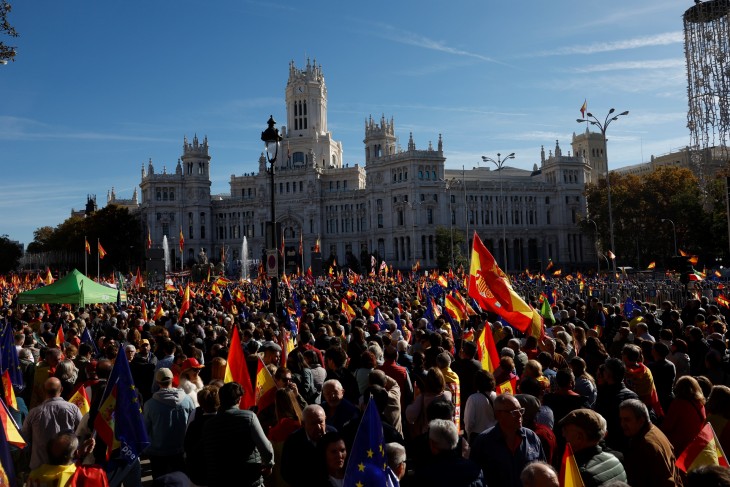 Amnesztiatörvény-ellenes tüntetők Madridban 2023. november 18-án. Fotó: EPA/FERNANDO ALVARADO 