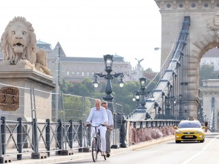 Navracsics Tibor és Latorcai Csaba bicajozik Budapesten a Lánchídon 2023. augusztus 4-én. Fotó: Facebook/Navracsics Tibor 