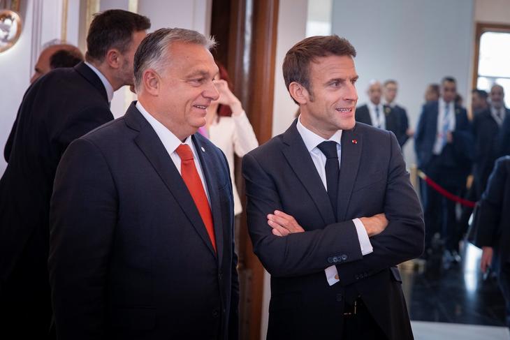 Orbán Viktor és Emmanuel Macron a prágai EU-csúcson. Fotó: MTI/Fischer Zoltán