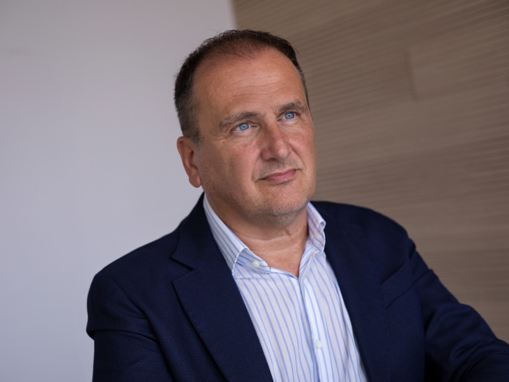 Powell mandátuma jövő tavasszal lejár, és az már biztosra vehető, hogy a jegybank szerepét is betöltő intézmény élére egy „galamb” hozzáállású, lazításpárti elnököt választhatnak majd meg