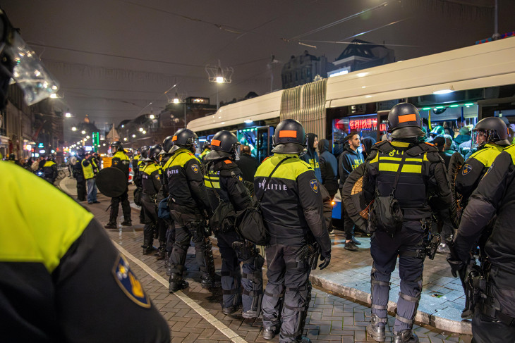 Védelemre szorultak - busz köré vonnak biztonsági kordont rendőrök Amszterdamban 2024. november 8-án hajnalban, miután izraeli szurkolókra támadtak feltehetőleg palesztinpárti tüntetők a labdarúgó Európa-ligában játszott Ajax Amsterdam-Maccabi Tel-Aviv mérkőzést követően