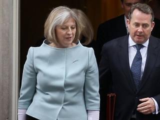Veszélyben a brit miniszterelnök, de lehet egy megmentője