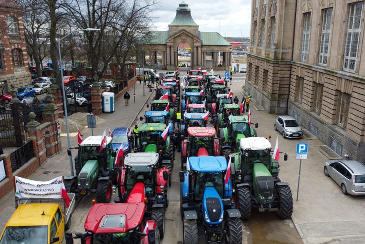 Traktorral is tüntettek a gazdák a napokban. Fotó: EPA/Marcin Bielecki