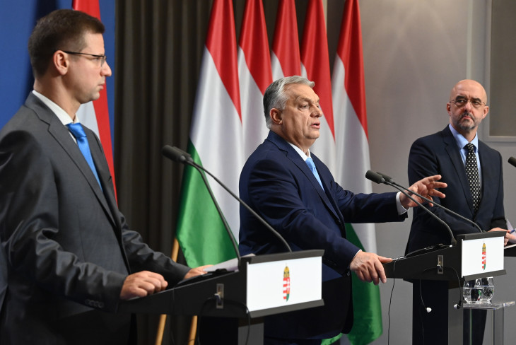  Orbán Viktor miniszterelnök  évzáró nemzetközi sajtótájékoztatót tart a Karmelita kolostorban 2024. december 21-én. A kormányfő mellett Gulyás Gergely Miniszterelnökséget vezető miniszter és Kovács Zoltán, a Miniszterelnöki Kabinetiroda nemzetközi kommunikációért és kapcsolatokért felelős államtitkára