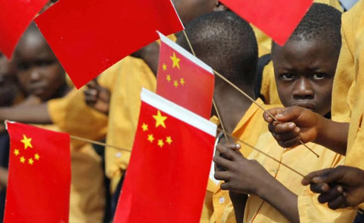 Libériai gyerekek kínai zászlókkal várják az akkori kínai elnök, Hu Csin-tao érkezését Monroviában, 2012-ben. Illusztráció. (Fotó: Christopher Herwig/Reuters/Corbis)