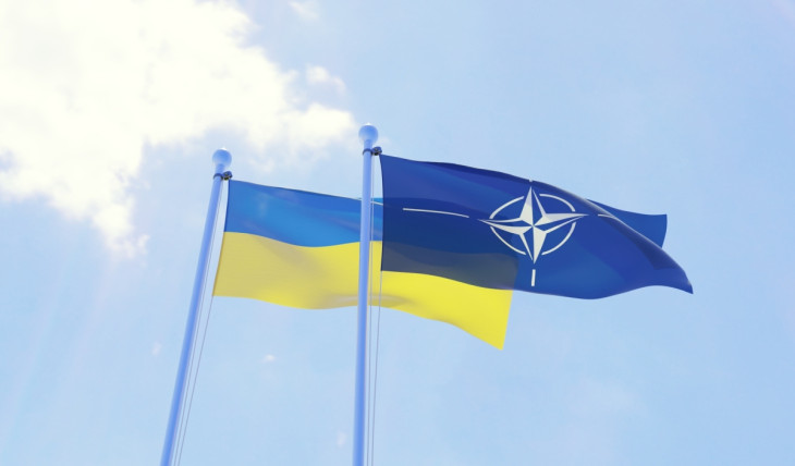 Nem engedné el Ukrajna kezét a NATO - akkor sem, ha Donald Trumpnak hívnák az USA elnökét.