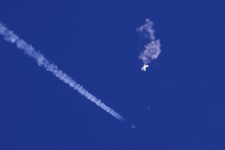 Az amerikai haderő lelő az ország légterében egy kínai léggömböt az Atlanti-óceán felett, a karolinai partoknál 2023. február 4-én.  Úgy tűnik, kár volt elpazarolni a rakétát. Fotó: MTI/AP/Chad Fish/Chad Fish 