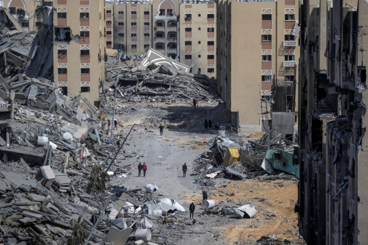 Emberek az izraeli légicsapás következtében megsemmisült Hamad-torony romjai között, a Gázai övezet déli részén fekvő Hán-Júniszban 2024. március 14-én. A Hamász palesztin iszlamista szervezet fegyveresei 2023. október 7-én támadást indítottak Izrael ellen, az izraeli haderő pedig válaszul légi és szárazföldi hadműveleteket hajt végre a Gázai övezetben. 