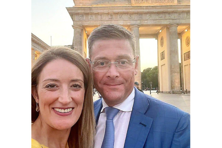 Roberta és Ukko Metsola - kínai (és nem berlini, ahol ez a kép készült) húztak fel munkájuk és magánéletük közé?