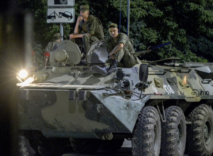Orosz katonák lezárnak egy utcát a dél-oroszországi Rosztov-na-Donu belvárosában 2023. június 24-én. Azután vetettek be páncélozott járműveket, hogy Jevgenyij Prigozsin, a Wagner Group magán katonai cég (PMC) vezetője egy videóban közölte, hogy csapatai elfoglalták a déli katonai körzet főhadiszállásának épületét, és találkozót követeltek Oroszország védelmi vezetőivel. Fotó: EPA / Arkadi Budnickij 