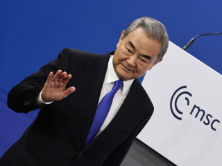 Vang Ji kínai külügyminiszter üdvözli a résztvevőket a 62. nemzetközi biztonságpolitikai konferencián Münchenben 2026. február 14-én. Az idei fórumot február 13-15. között rendezik a bajor fővárosban.

