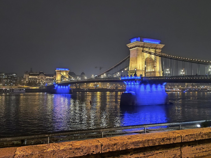 A Lánchíd csendesen áll ki Ukrajna mellett