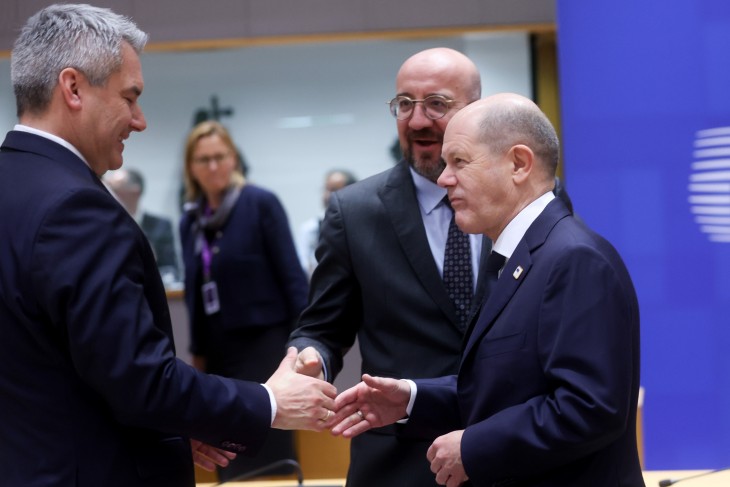 A fegyverkezés mint elrettentés.  Karl Nehammer osztrák kancellár, Charles Michel, az Európai Tanács elnöke és Olaf Scholz német kancellár Brüsszelben az EU-csúcson 2024. március 21-én.  