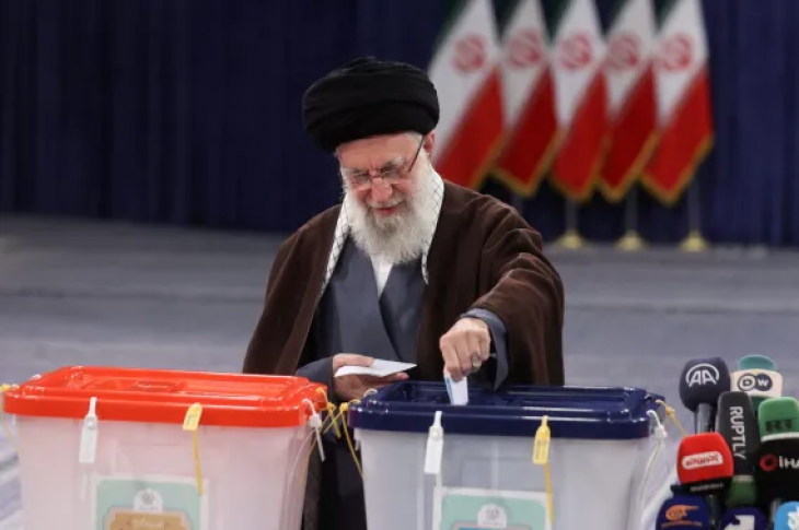 Ali Hamenei ajatollah voksol. Fotó: Reuters