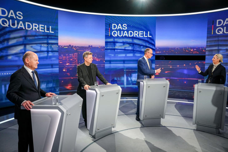 Beszélnek egymással – balról jobbra: Olaf Scholz,  Robert Habeck, a Zöldek jelöltje, Friedrich Merz és Alice Weidel a kancellárjelöltek négyes vitáján