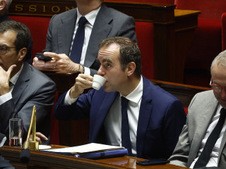 Macronék csak egy kávét kérnek: második nekifutásra túlélt a francia kormány