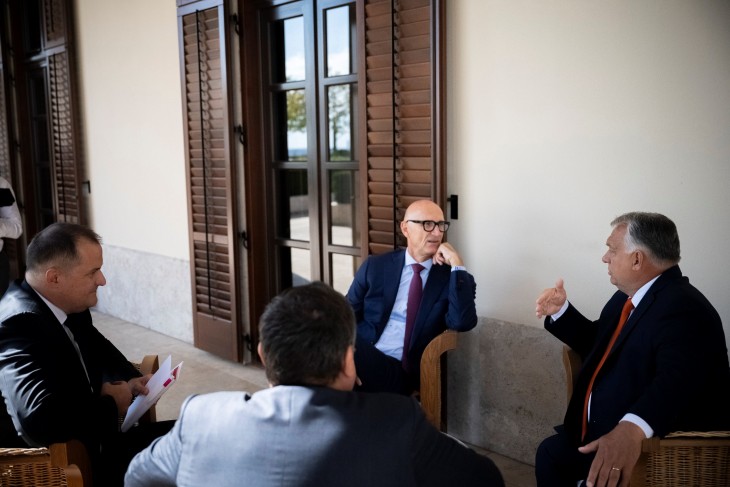 Orbán Viktor miniszterelnök fogadja Timotheus Höttgest, a Deutsche Telekom vezérigazgatóját  és Rékasi Tibort, a Magyar Telekom vezérigazgatóját a Karmelita kolostorban 2023. szeptember 15-én. Háttal Nagy Márton gazdaságfejlesztési miniszter. Fotó: MTI/Miniszterelnöki Sajtóiroda/Benko Vivien Cher